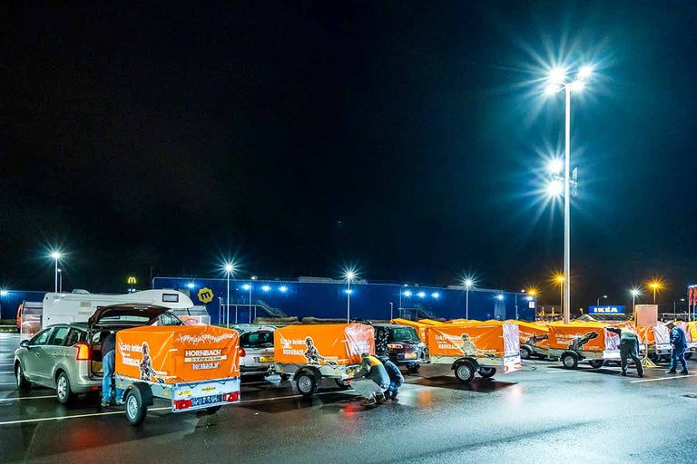 Meerdere aanhangwagens op een parkeerplaats in de nacht