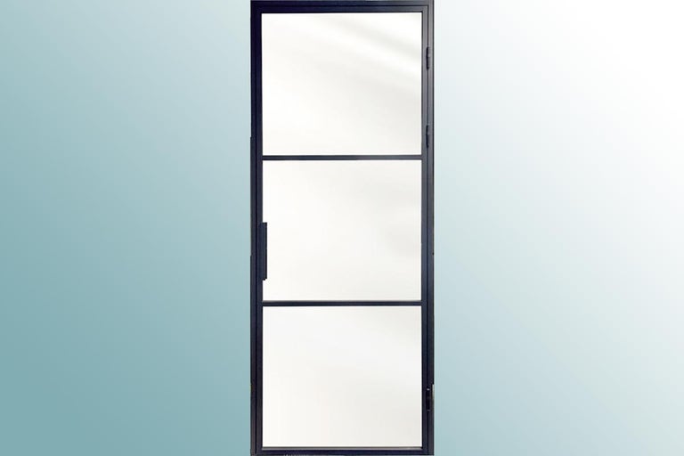 Binnendeur met stalen frame en glazen panelen