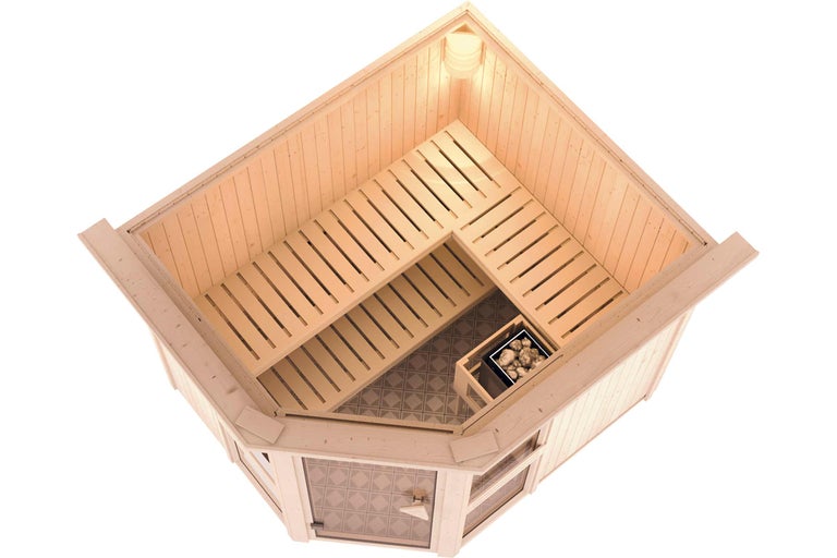 Binnenaanzicht van een houten sauna met banken en een saunakachel