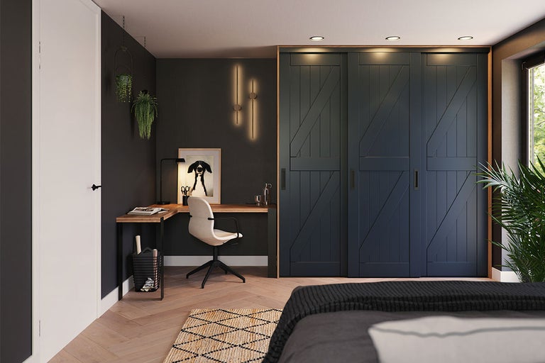 Slaapkamer met schuifdeurkast, bureau, stoel en tapijt