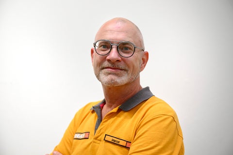Een man met een bril en een Hornbach-poloshirt