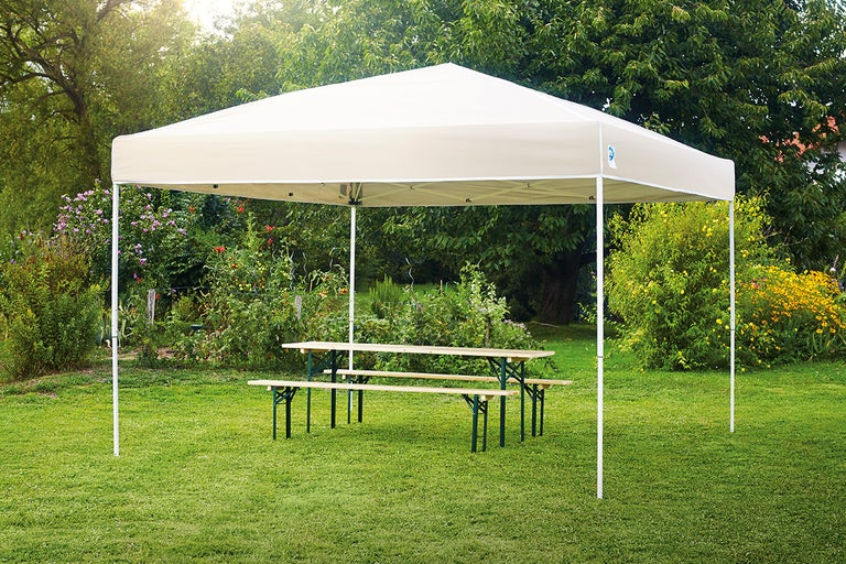 Partytent met biertafelset op een gazon