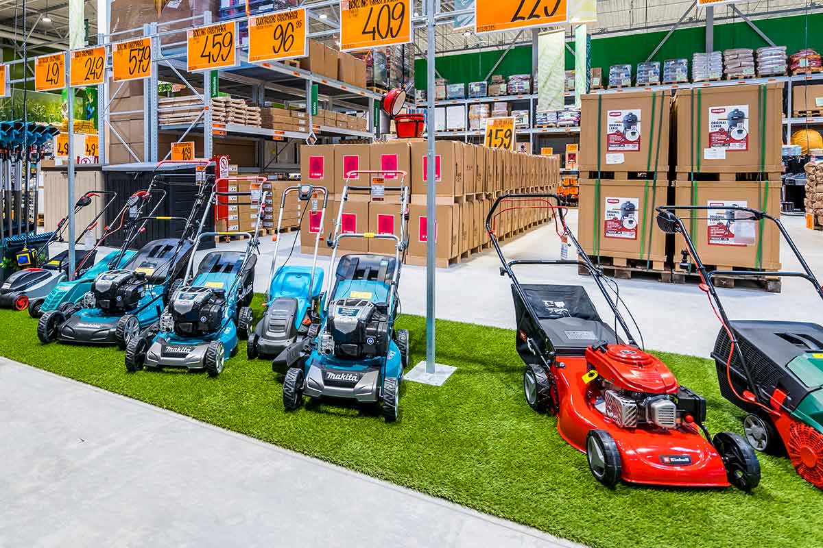 Selectie grasmaaiers in de Hornbach-winkel.