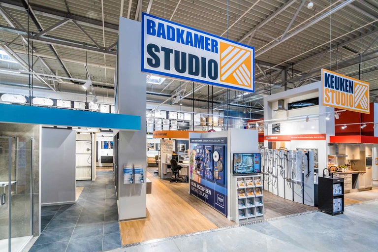 Overzichtsbeeld van de Hornbach bouwmarkt met de afdelingen Badkamer Studio en Keuken Studio.