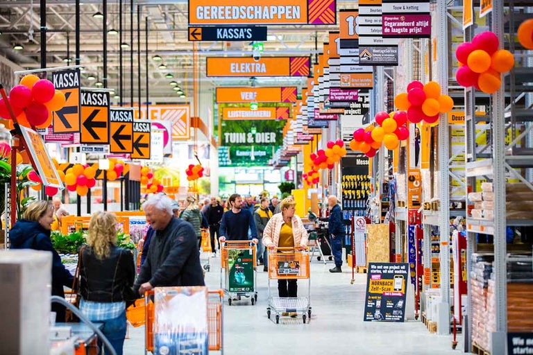 Interieur van een Hornbach bouwmarkt met klanten en gangpaden.