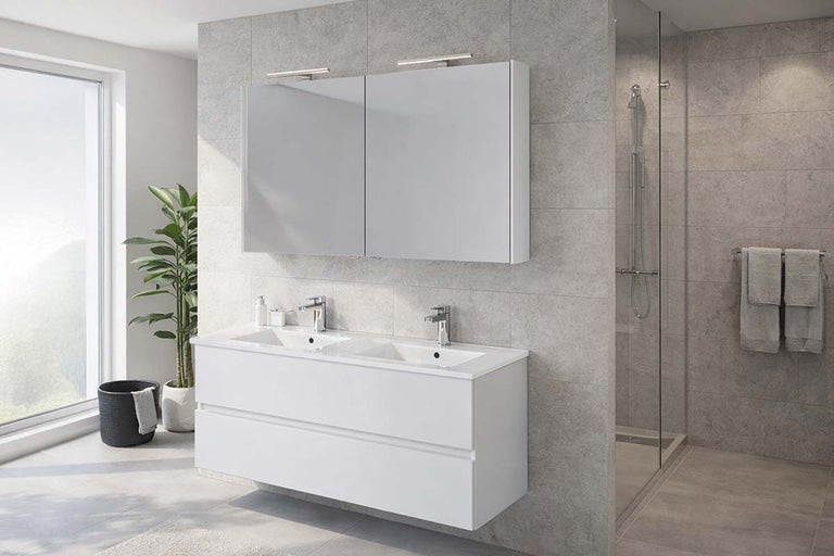 Moderne badkamer met wit dubbel wastafelmeubel, twee laden, grote spiegelkast en douche met glazen wand.