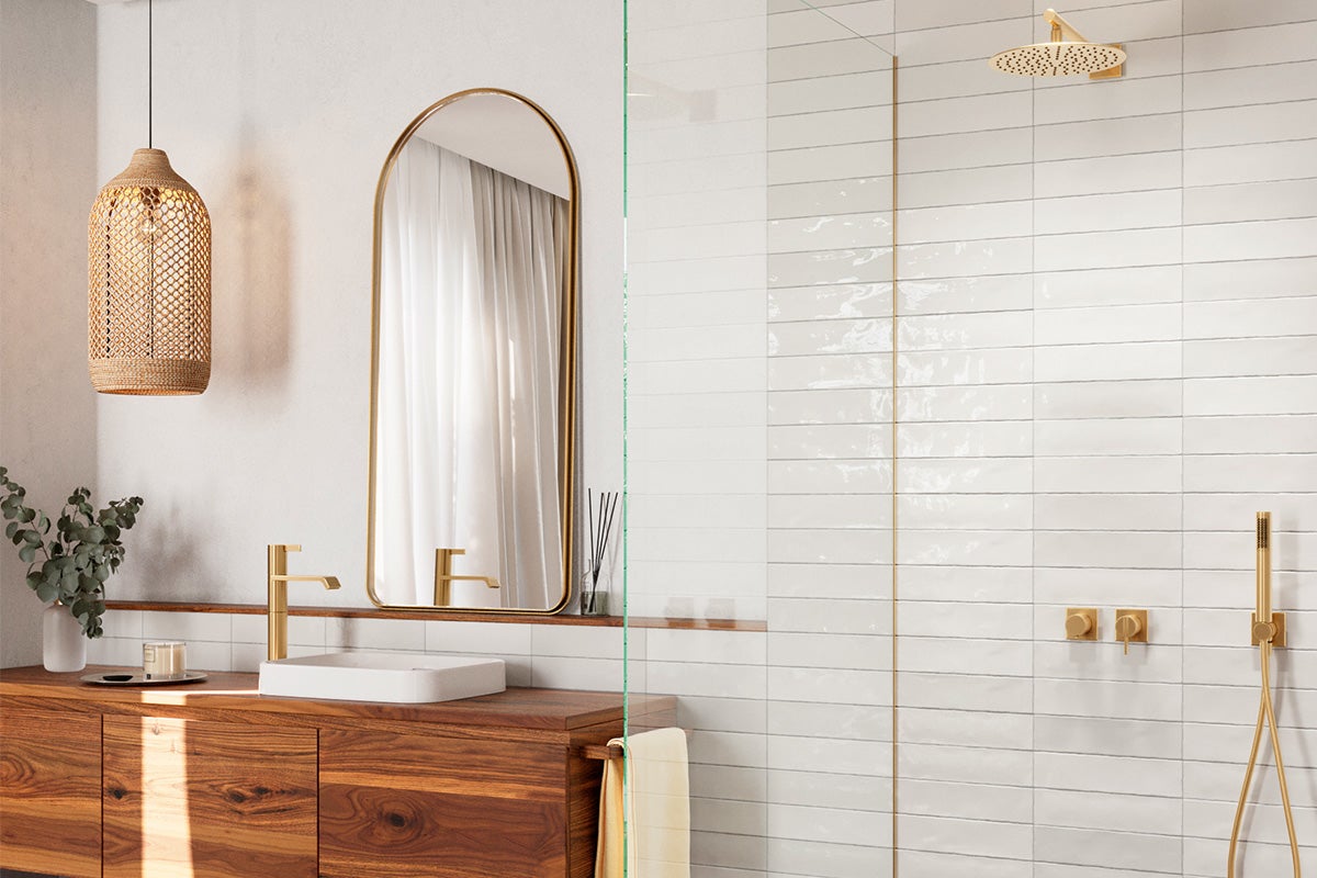 Lichte badkamer met houten onderkast, wastafel, spiegel en douche