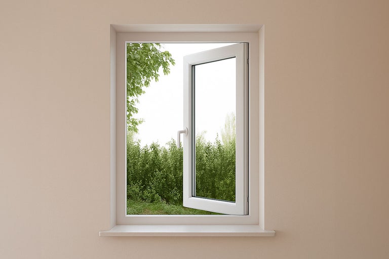 Geopend raam met uitzicht op groen