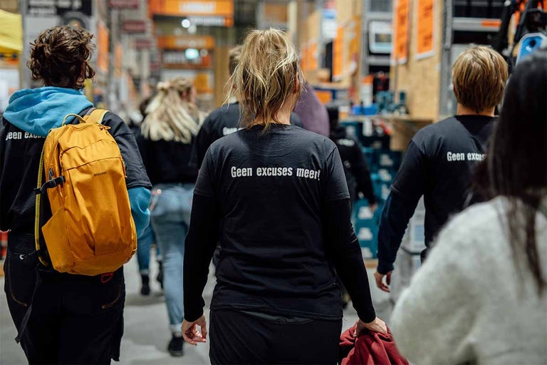Mensen met T-shirts in de Hornbach vestiging