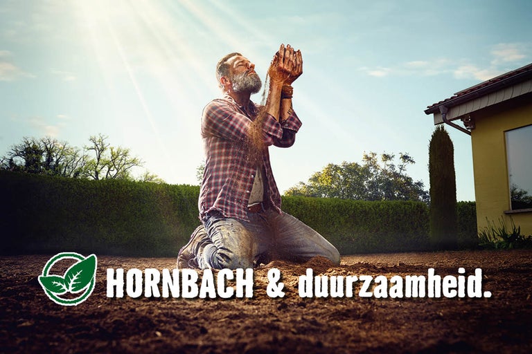 Man knielt in de tuin en houdt aarde in zijn handen, Hornbach logo en tekst over duurzaamheid.