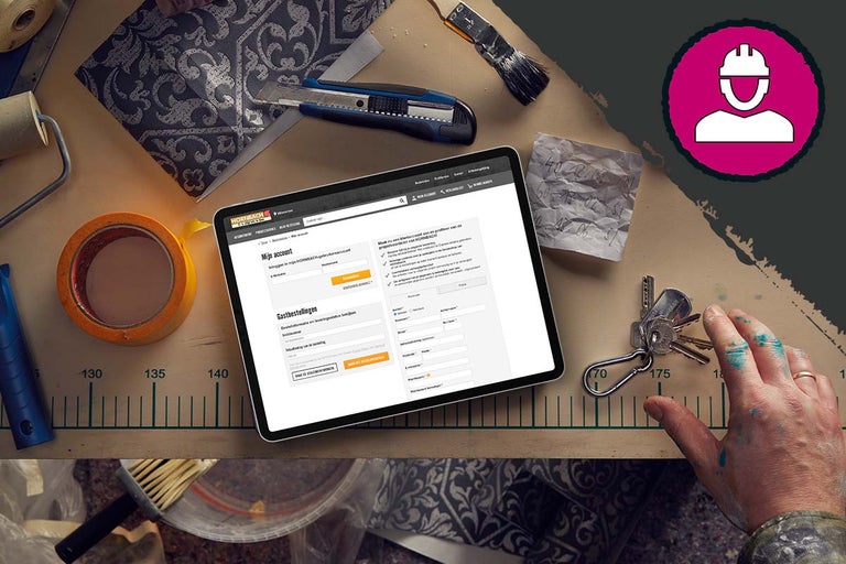 Scene met tablet, tape, stanleymes en diverse gereedschappen op een werkbank.