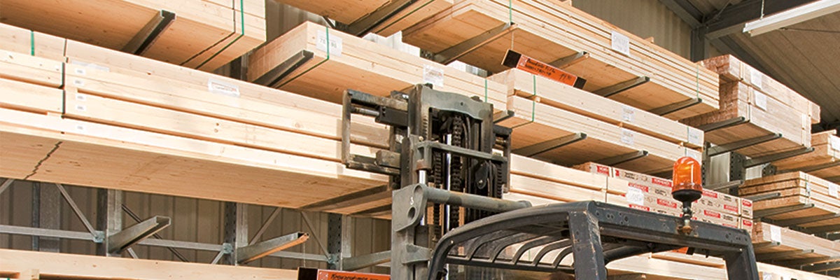 Houtopslag met rekken vol hout en een heftruck