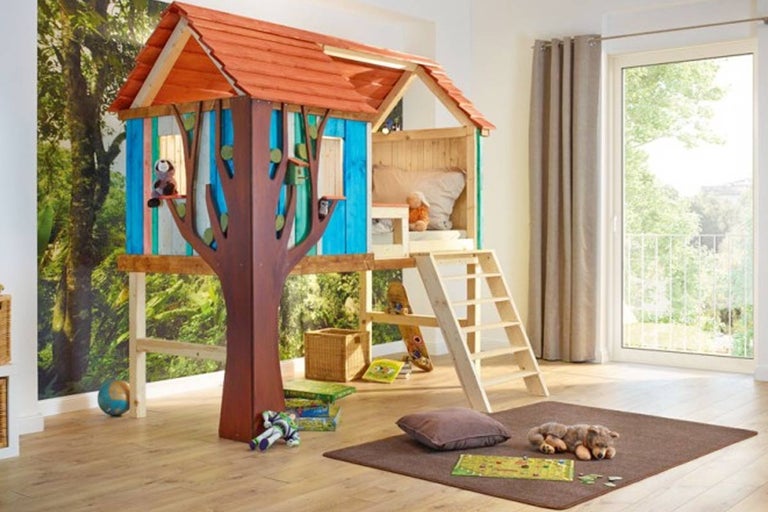 Lichte kinderkamer met boomhutbed, ladder, vloerkleed en speelgoed