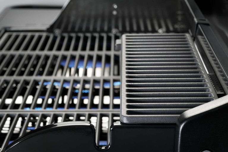 Detailopname van een gasbarbecue met grillroosters.