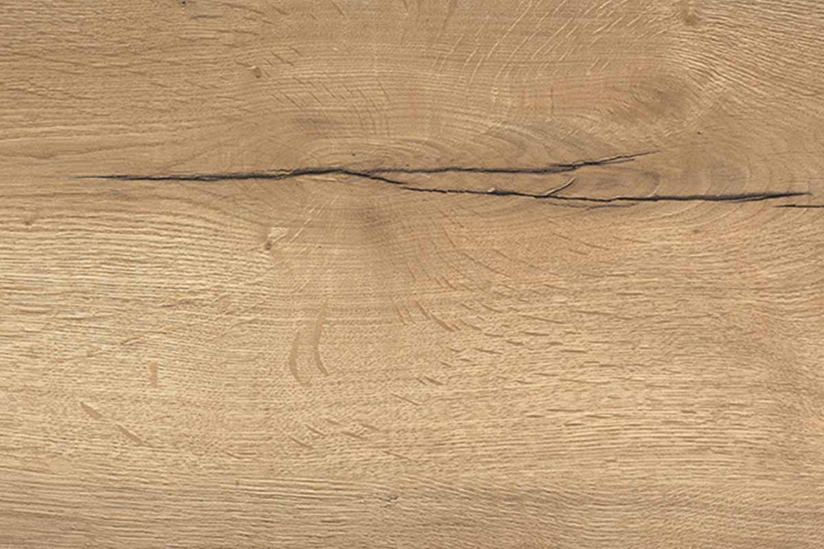 Detailweergave van een houten oppervlak met eikendecor, nerven en een karakteristieke barst.