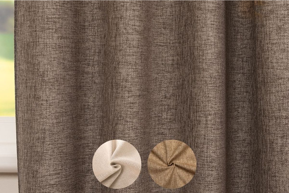 Detailweergave van een grof geweven gordijnstof met linnenlook en twee materiaalmonsters in verschillende uitvoeringen.