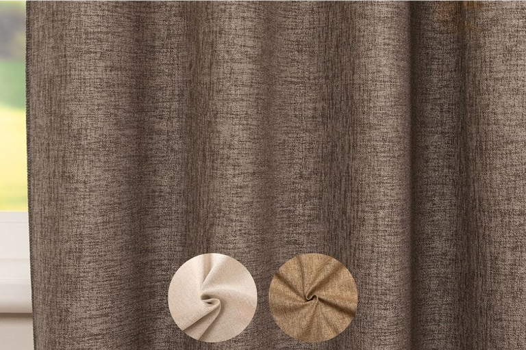 Detailweergave van een grof geweven gordijnstof met linnenlook en twee materiaalmonsters in verschillende uitvoeringen.