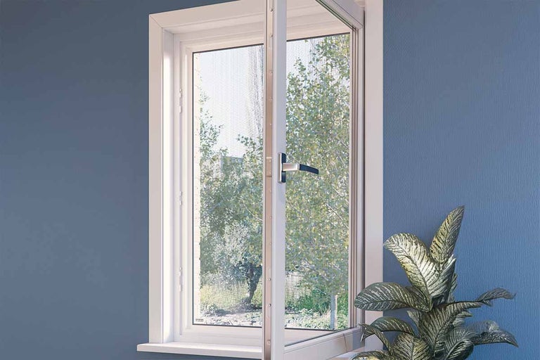 Geopend, wit raam met raamkruk en uitzicht naar buiten