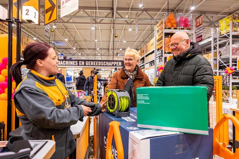 Klanten betalen bij de kassa in de Hornbach bouwmarkt