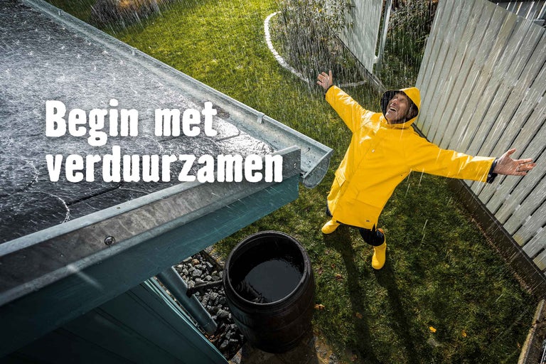 Regenwateropvangsysteem met regenton en man in regenjas