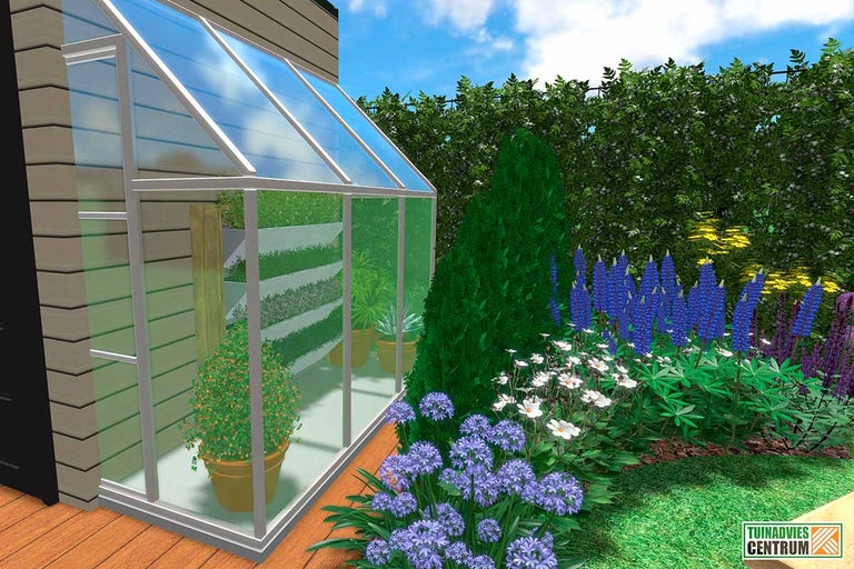 Kas met planten in de tuin