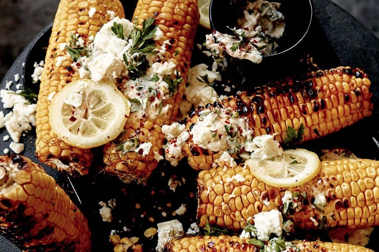 Gegrilde maiskolf met feta, citroen en kruiden