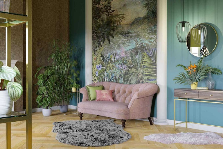 Woonkamer met bank, tapijten en planten