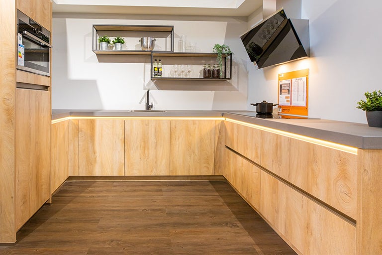 Moderne keuken met houten fronten, spoelbak, afzuigkap en planken