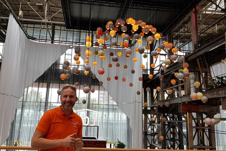 Doenerproject: de grootste circulaire kroonluchter ter wereld.