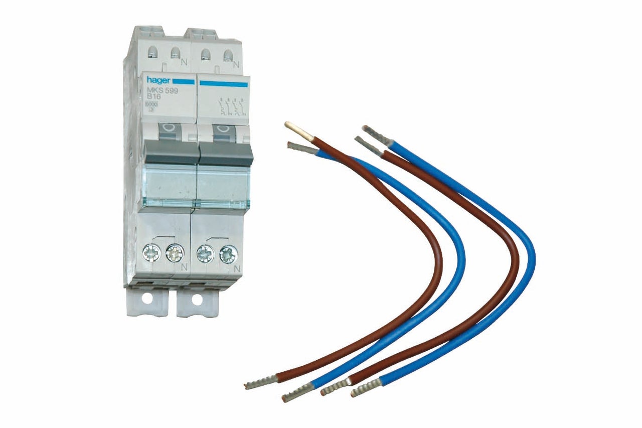 Hager installatieautomaat MKS 599 B16 met twee kabels voor elektroinstallatie