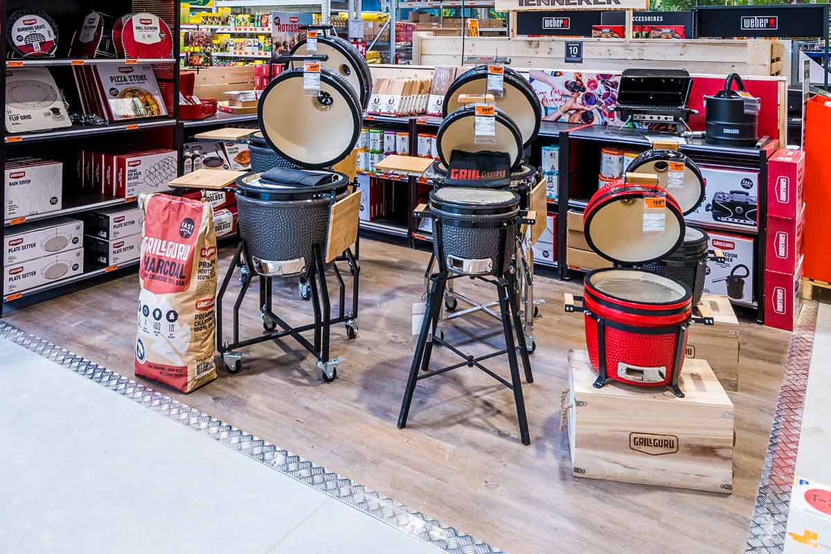 Tentoonstelling van grillapparatuur in de Hornbach-winkel, inclusief keramische grills en accessoires.