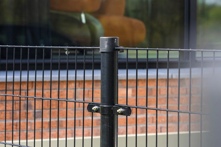 Metalen hekpaal met draadhek