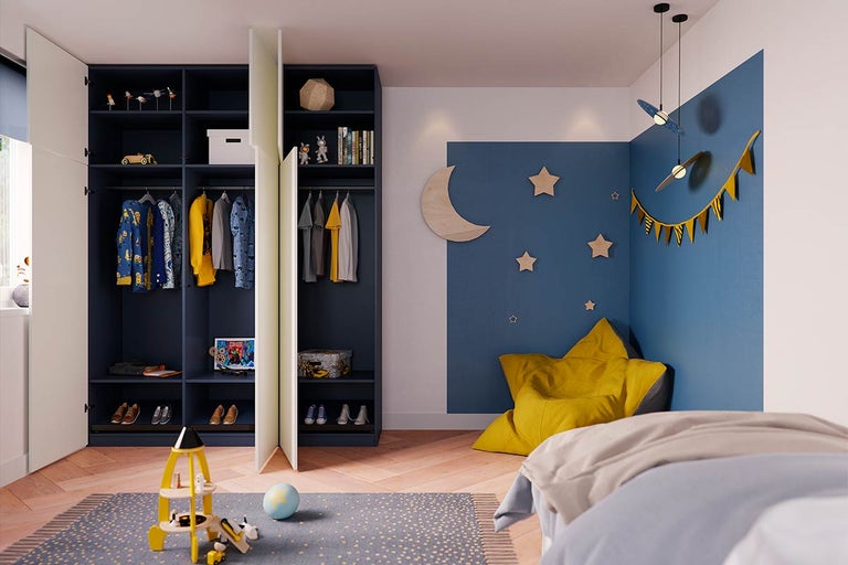 Kinderkamer met blauwe kledingkast, sterrenkussen en speelgoed