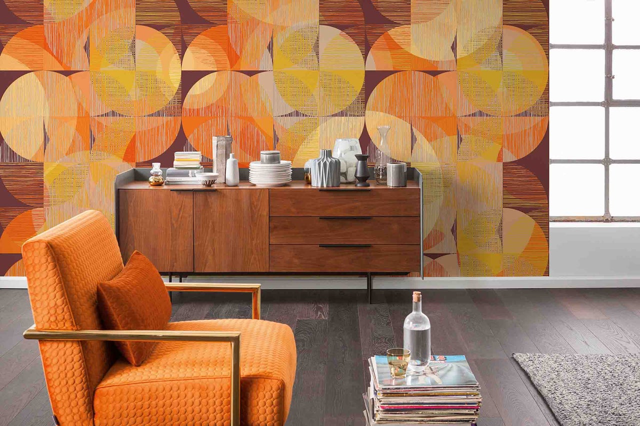 Woonkamer met dressoir, fauteuil en behang met patroon