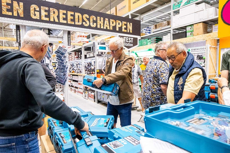 Klanten bekijken gereedschap in een Hornbach-winkel.