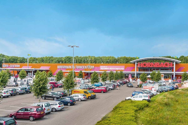 Buitenaanzicht van een Hornbach bouw- en tuinmarkt met parkeerplaats
