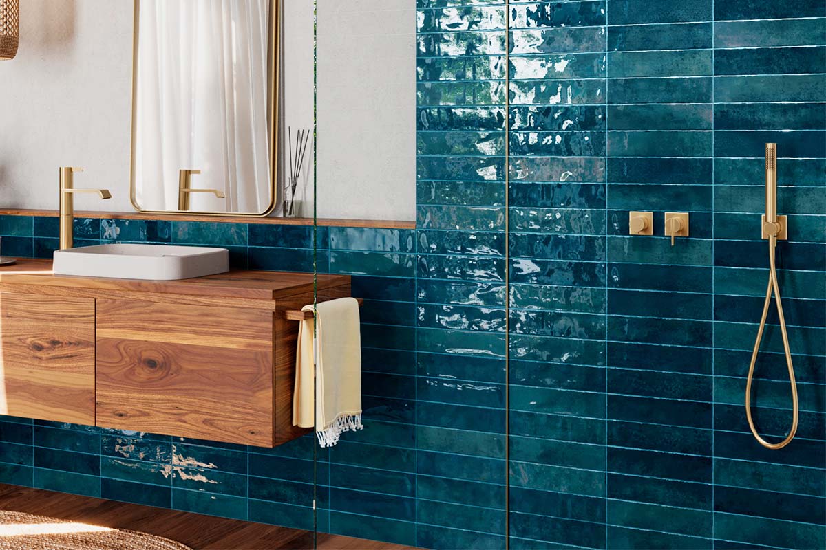 Moderne badkamer met wastafel, spiegel en blauwe tegels