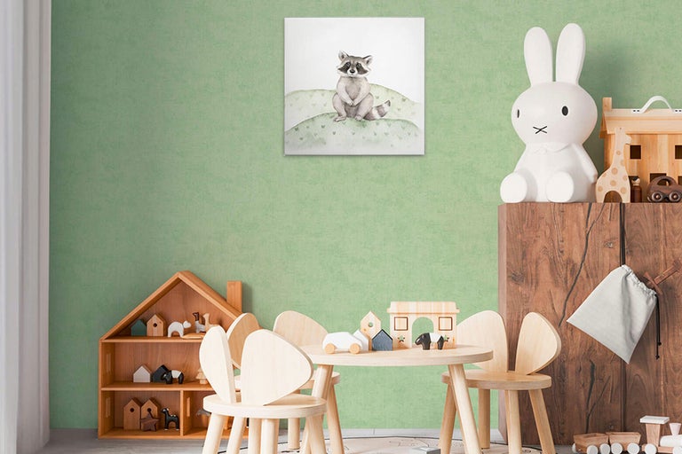 Decoratieve kinderkamer met wasbeer afbeelding en houten speelgoed