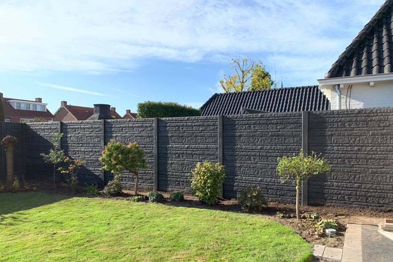 Tuinaanzicht met een stenen privacyscherm