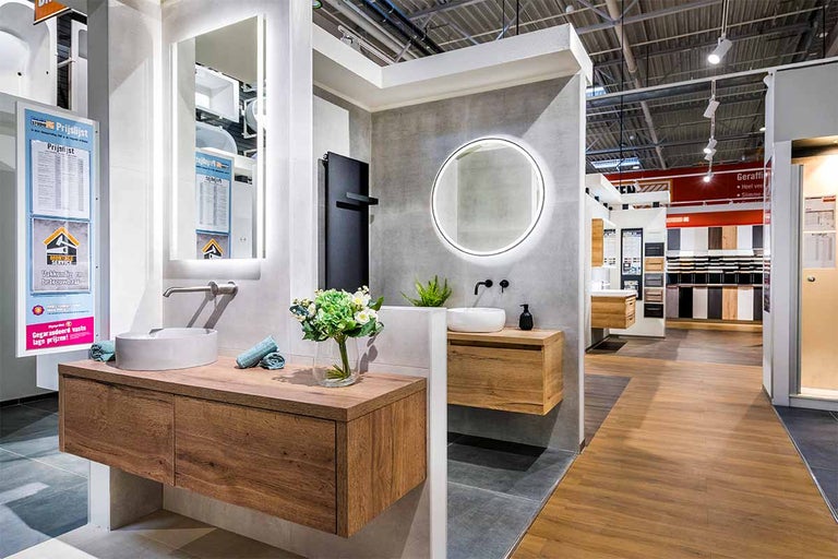 Badkameropstelling met wastafels, spiegels en radiatoren in een Hornbach-winkel.