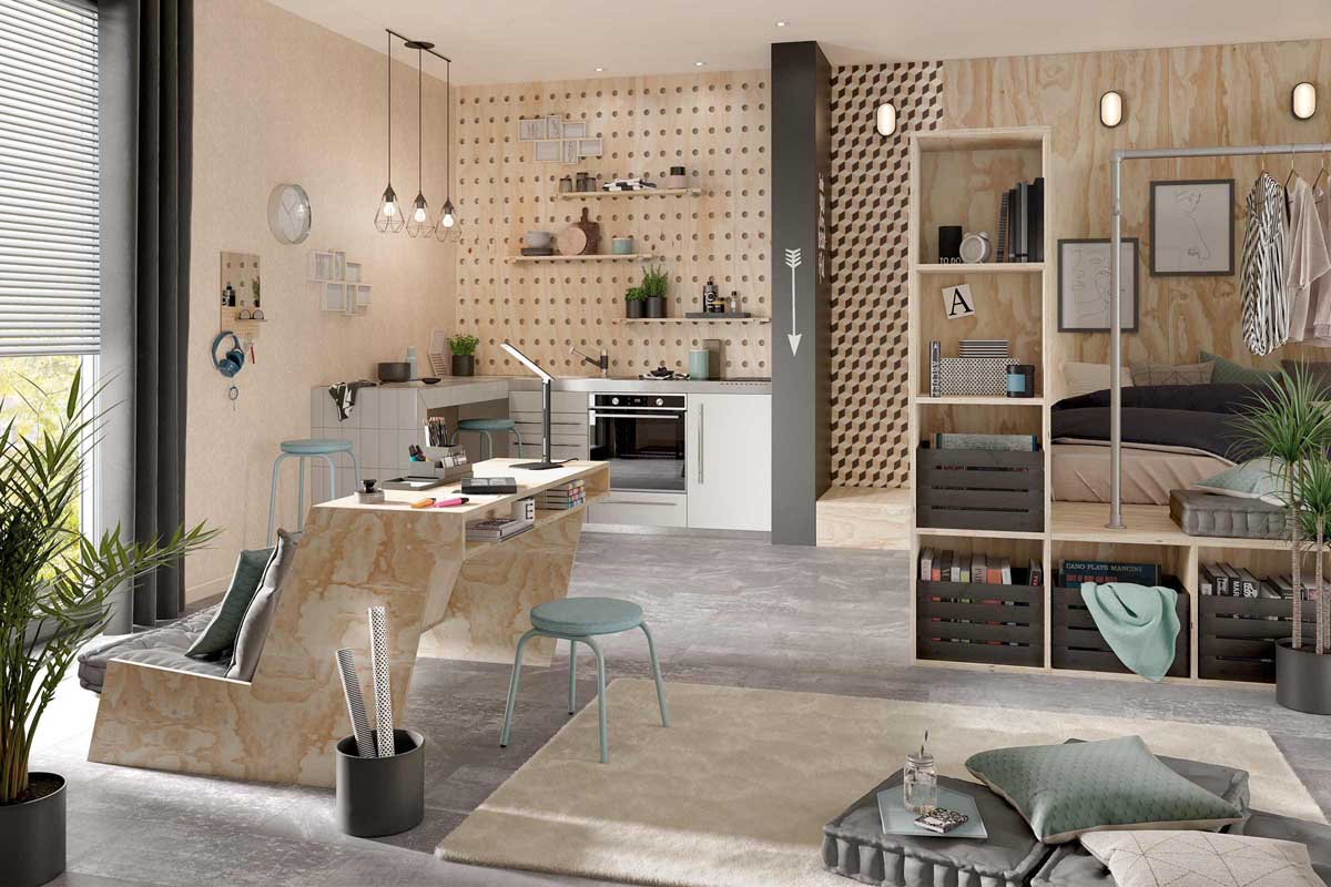 Interieur van een gecombineerde woon-, werk- en keukenruimte met diverse meubels en decoratieve elementen.