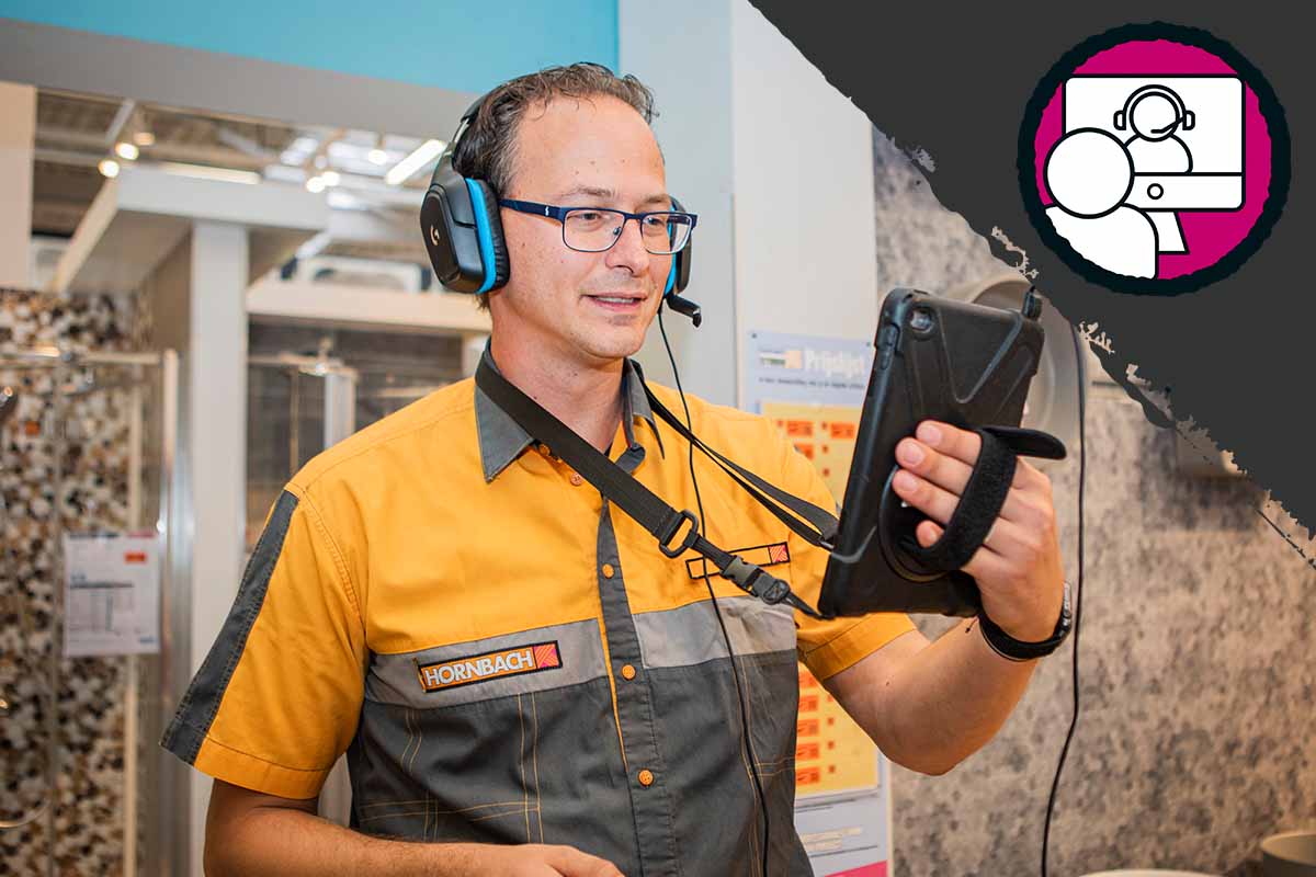 Een Hornbach medewerker met headset en tablet in gebruik voor online advies.