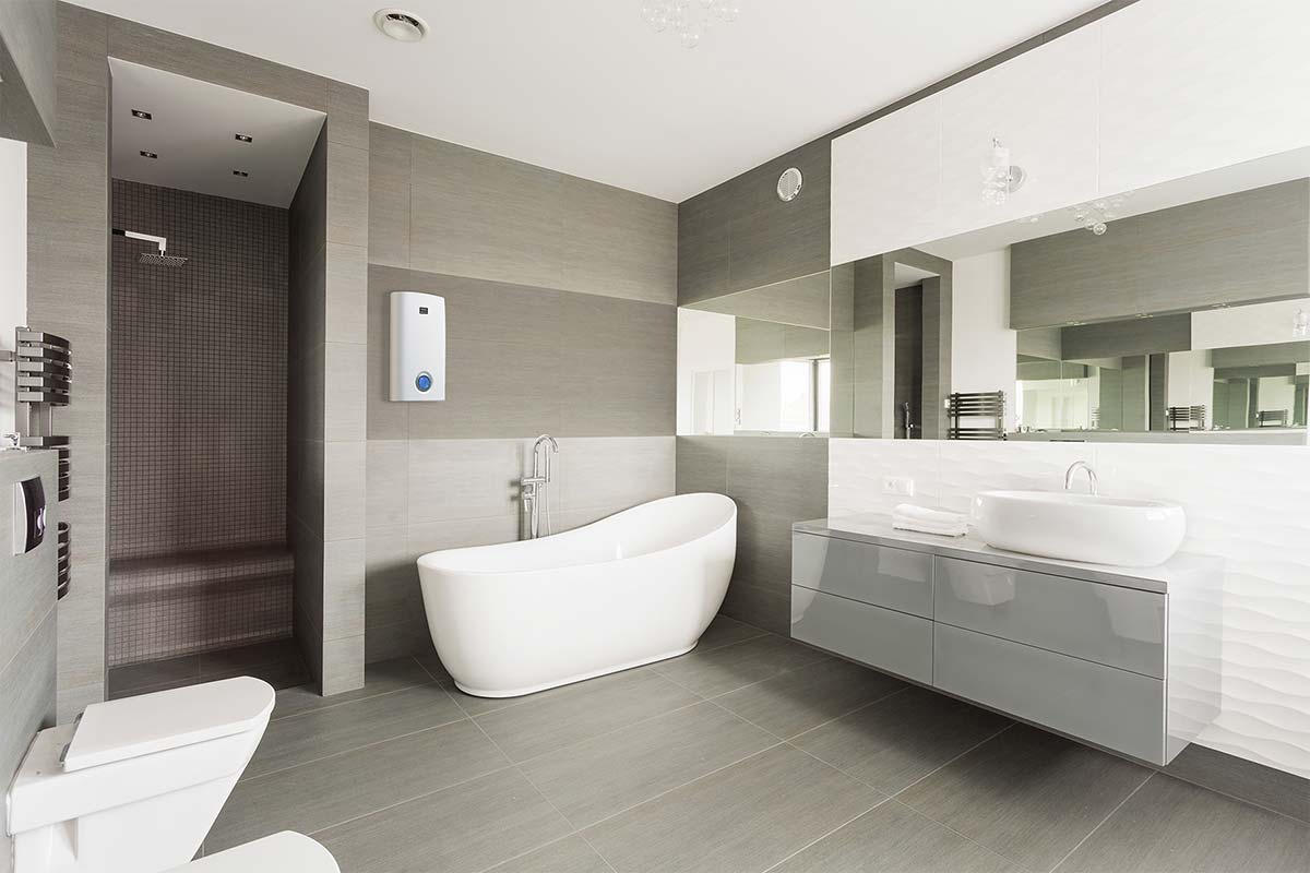 Moderne badkamer met bad, douche en waterverwarmer