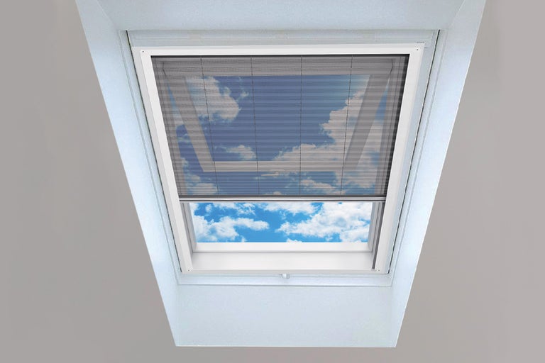 Dakvenster met gemonteerde plissé voor zonwering