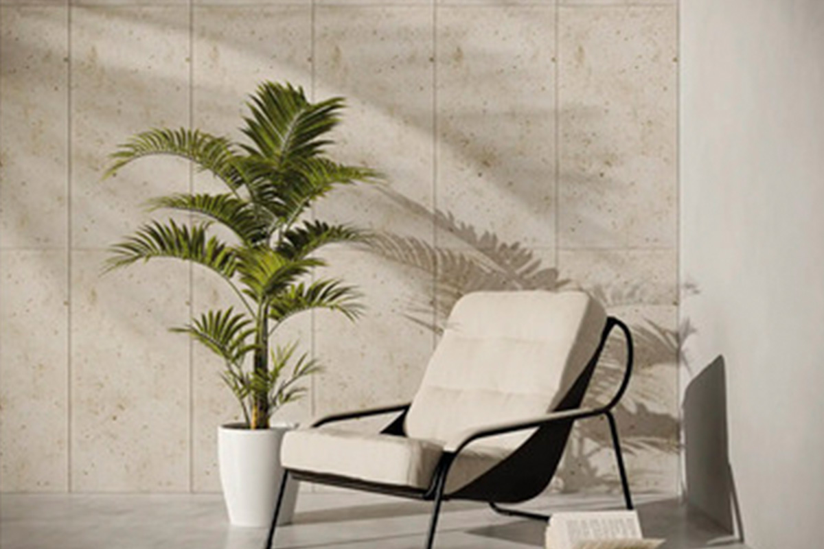 Decoratieve woonkamer met fauteuil, kamerplant en wandtegels