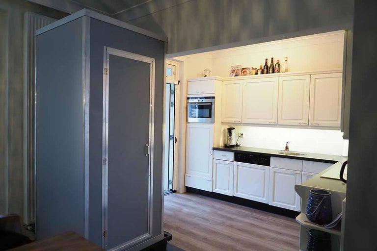 Moderne keuken met grijze cabine en witte kasten