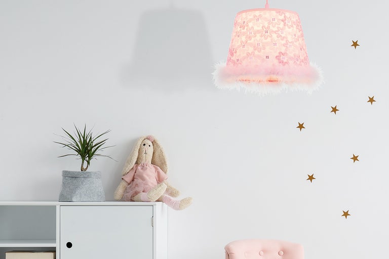 Decoratieve kinderkamer met roze hanglamp, speelgoed en muurstickers