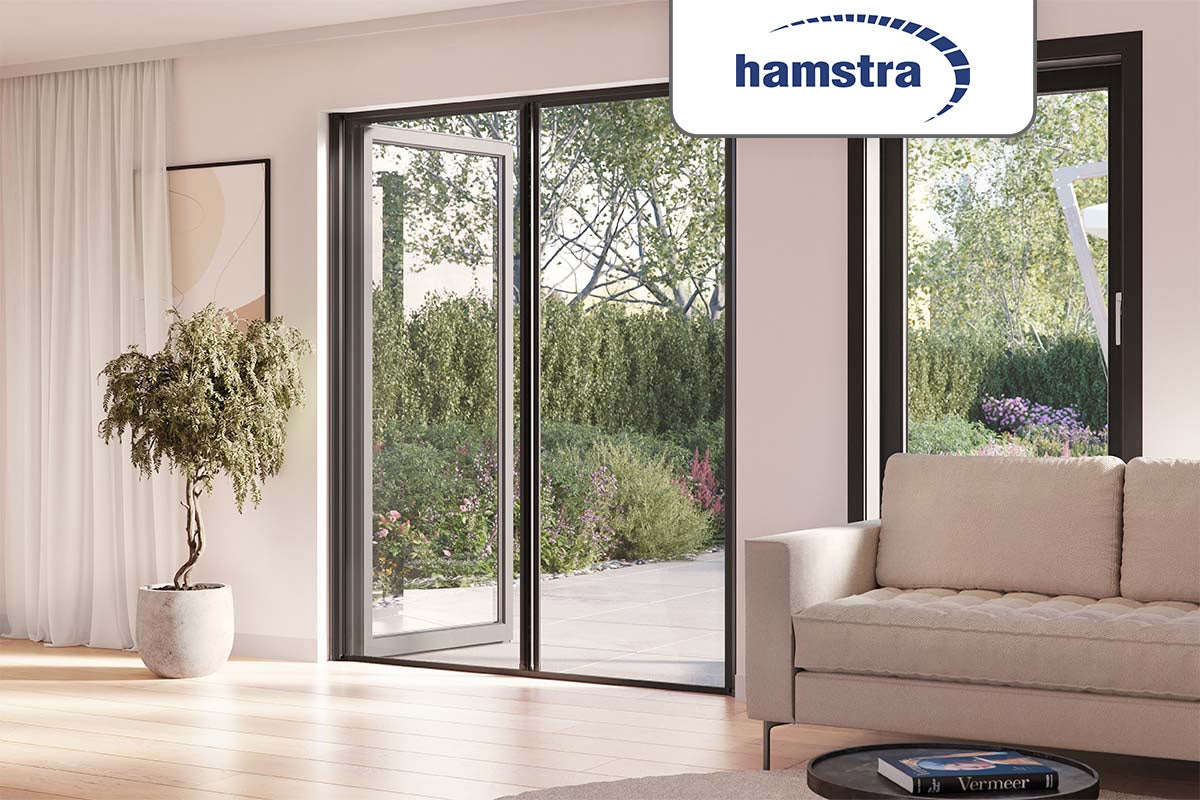 Interieur met Hamstra hor en uitzicht op de tuin