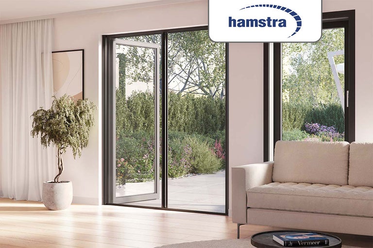 Interieur met Hamstra hor en uitzicht op de tuin