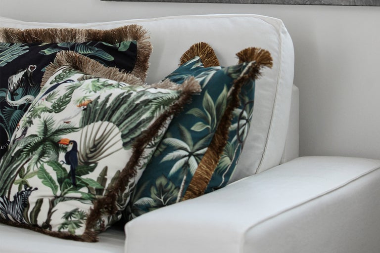 Decoratieve kussens met jungle motieven op een bank